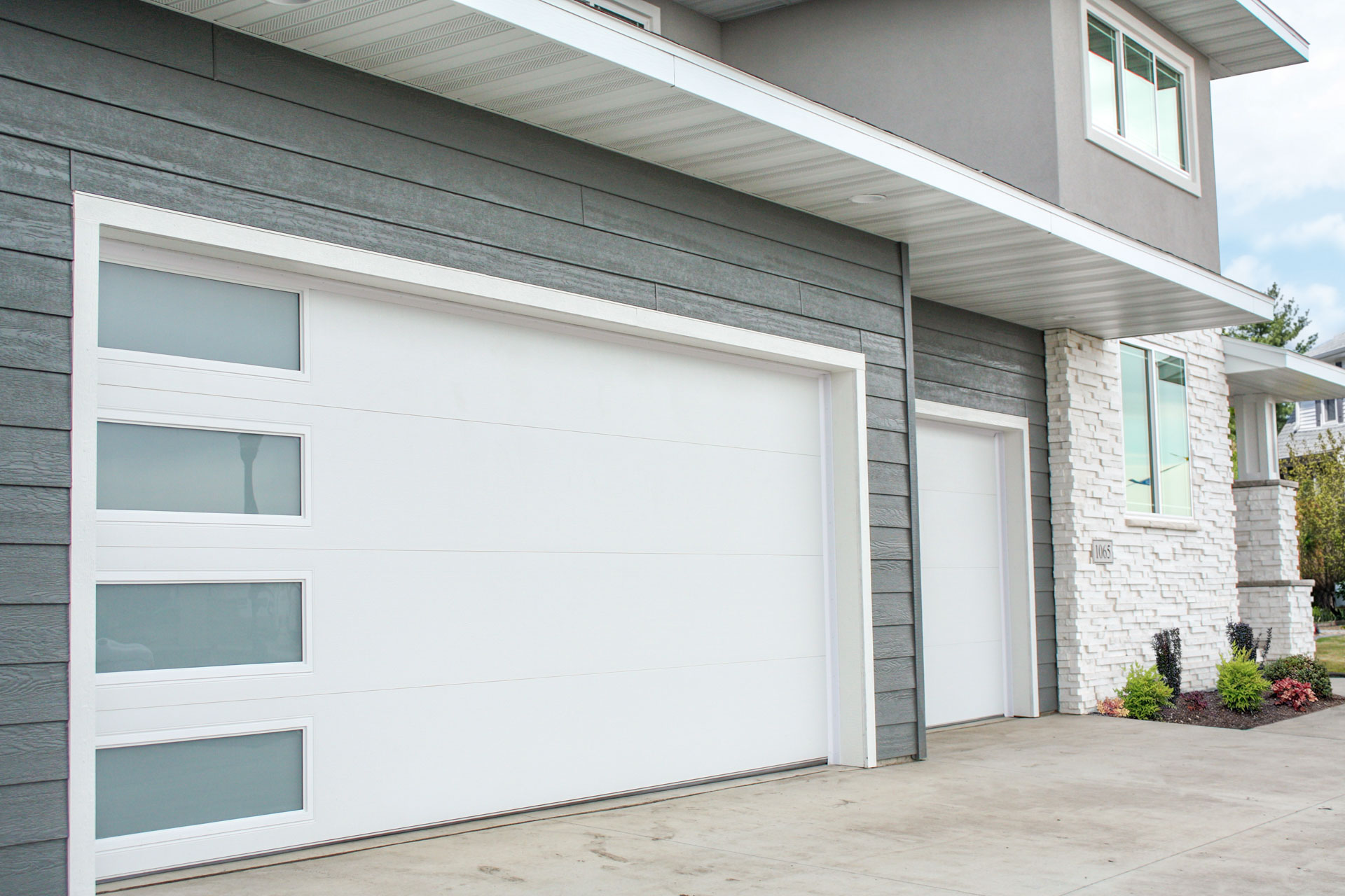 Who Are The Garage Door Service Providers? What Are The Benefits Of Hiring Them?
