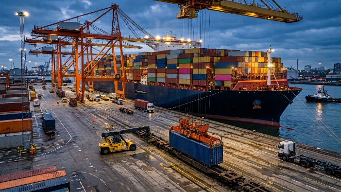 What You Need to Plan Before Moving Heavy Container Shipments
